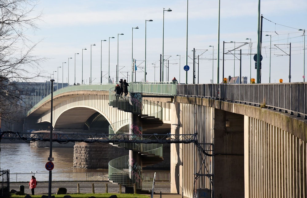 Blick auf die Deutzer Brücke in Köln
