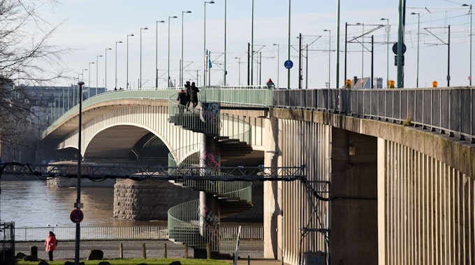 Blick auf die Deutzer Brücke in Köln