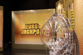 Lotto-Ziehungsmaschine mit Lottokugeln beim Eurojackpot.