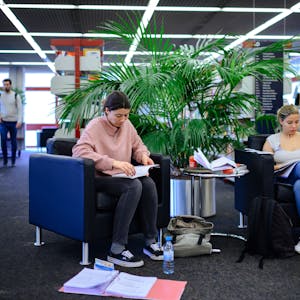 Besucher in der Kölner Stadtbibliothek.