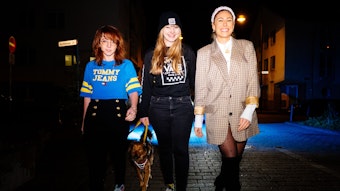 Trish Ross (von links), Jenny Gerdts und Linda Teodosiu sind gemeinsam mit Johanna Eicker Mätropolis. Die drei Frauen gehen eine dunkle Straße entlang.