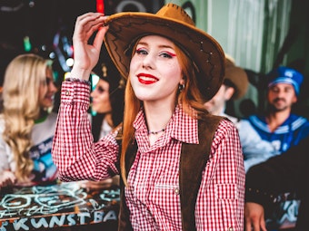 Eine Frau hat sich als Cowboy verkleidet.