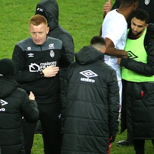 Trainer Will Still von Stade Reims klatscht mit seinen Spielern ab.