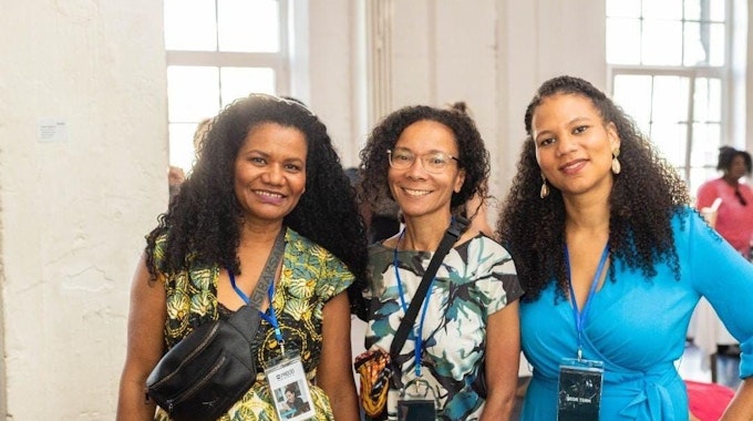 Glenda Obermuller, Jasmin Smalls und Joanna Peprah posieren für ein gemeinsames Foto auf einem von ihnen organisierten Events.