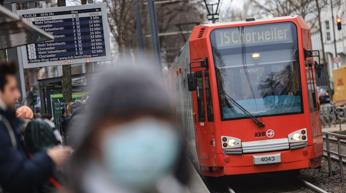 Bahn der KVB in Köln: Ab Mittwoch gibt es in Nordrhein-Westfalen keine Maskenpflicht im öffentlichen Nahverkehr mehr.