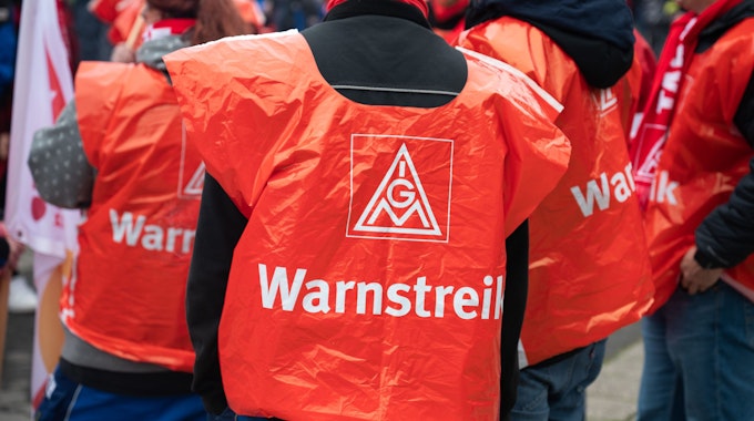 10.11.2022, Saarland, Saarbrücken: Bei einer Demonstration der IG Metall stehen Arbeiter mit IG Metall Westen zusammen. Foto: Oliver Dietze/dpa +++ dpa-Bildfunk +++