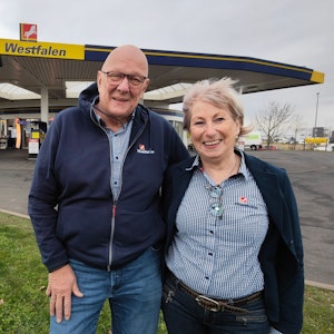 Ulrich Verbrüggen (68) und seine Frau Hildegard stehen vor der Westfalen-Tankstelle an der Venloer Straße in Bocklemünd.