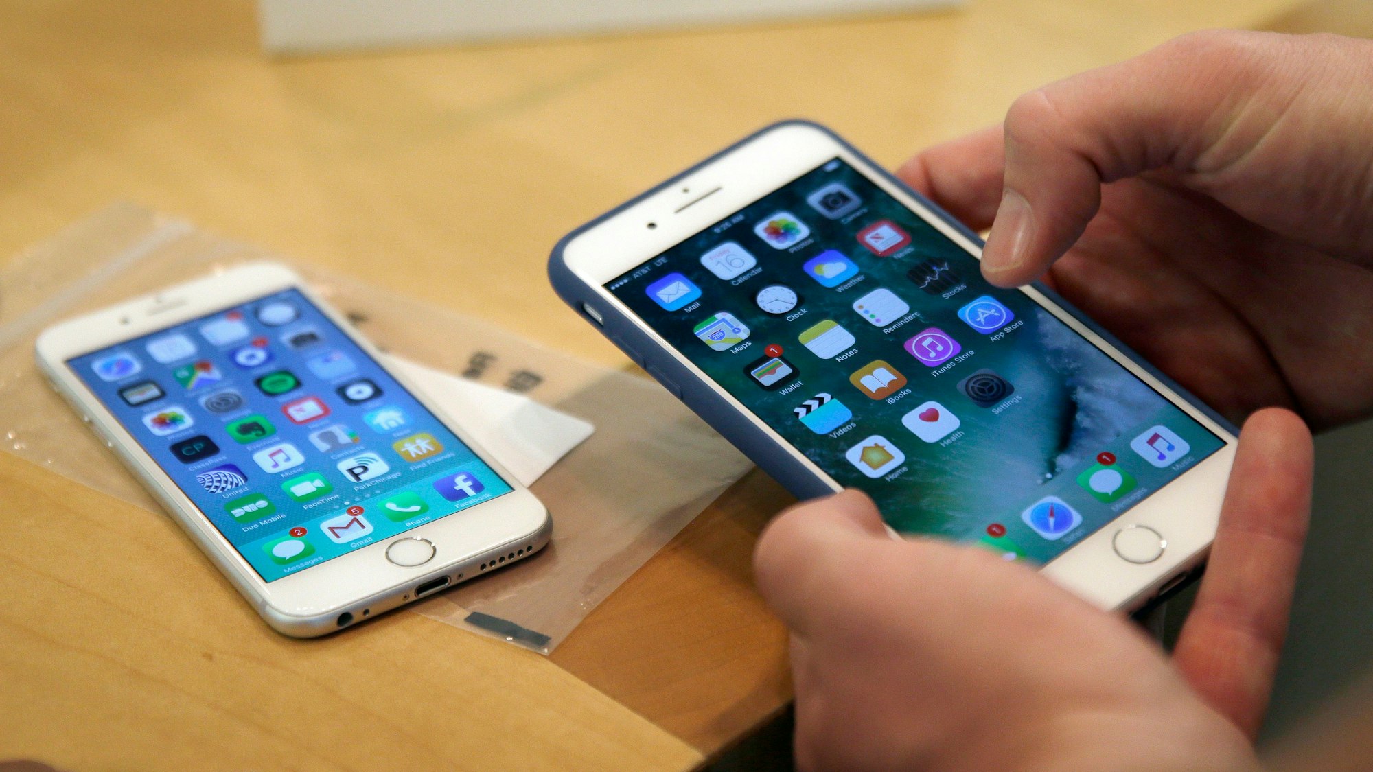 Ein Kunde richtet sein neues iPhone 7 Plus (r) ein, während sein altes iPhone 6 auf einem Tisch liegt.