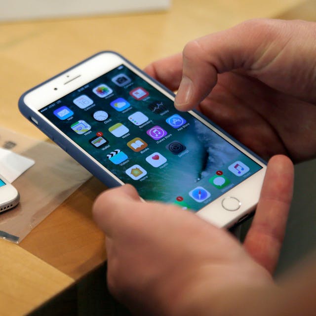 Ein Kunde richtet sein neues iPhone 7 Plus (r) ein, während sein altes iPhone 6 auf einem Tisch liegt.&nbsp;