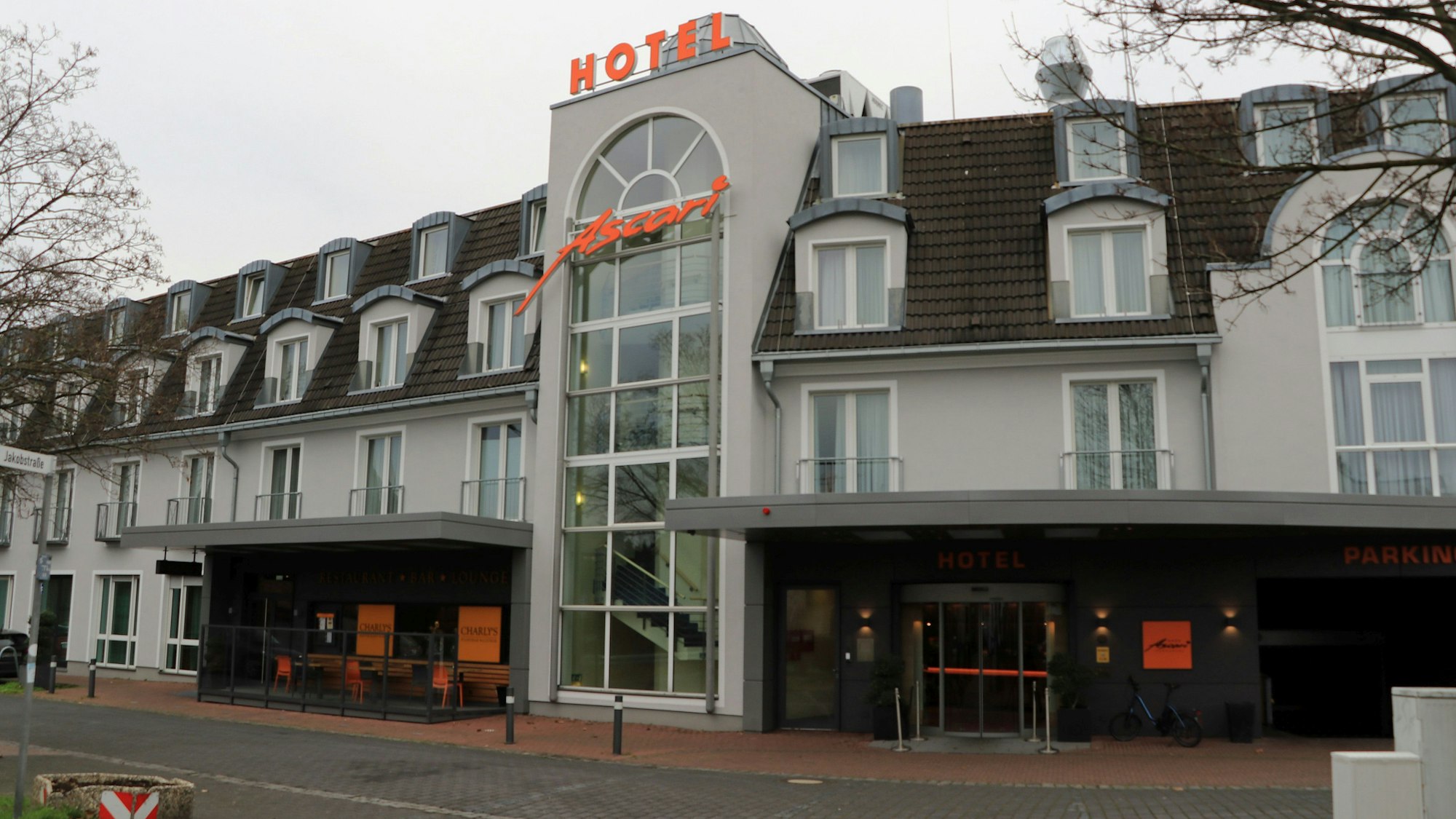 Das Foto zeigt das Hotel Ascari in der Pulheimer Innenstadt mit seinem geschwungenen Schriftzug.