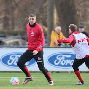 Mit Ball am Fuß: Jeff Chabot führt den Ball auf dem Trainingsplatz des 1. FC Köln.&nbsp;
