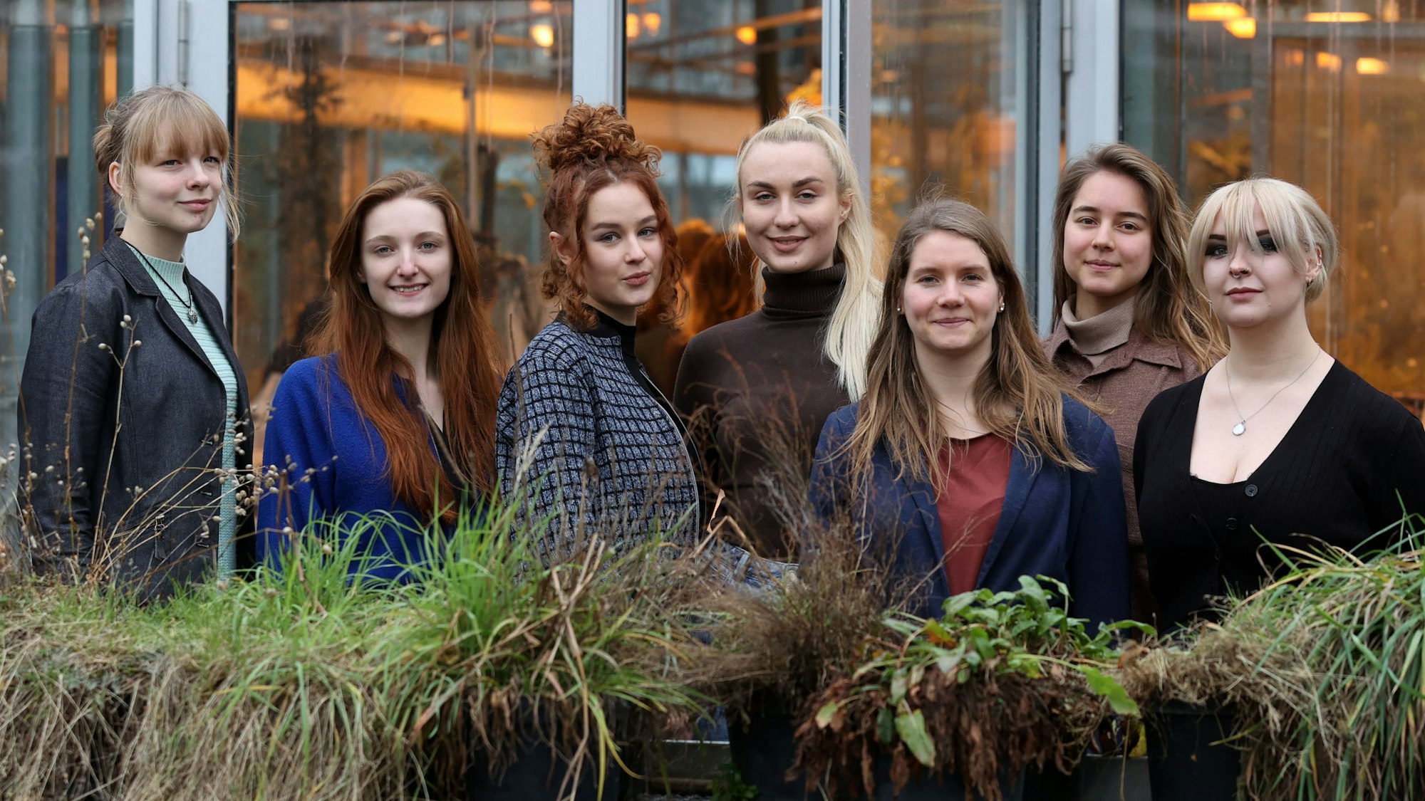 Das Bild zeigt vier der ukrainischen Studentinnen und zwei Studentinnen von der Universität zu Köln mit Projektleiterin Isabelle Metzen.