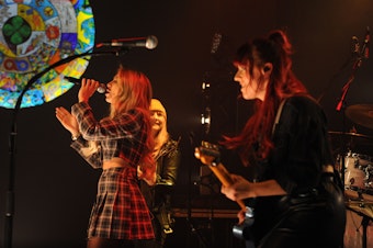 Mätropolis mit Sängerin Linda Theodosiu bei einem Auftritt im Club Volta.