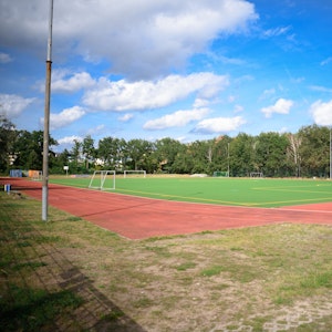 Der leere Sportplatz des Vereins SC Potsdam e.V. in Potsdam Drewitz.