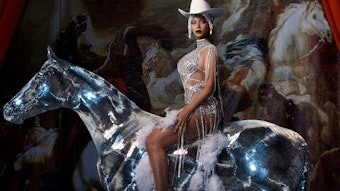 Beyoncé sitzt auf einem Pferd.