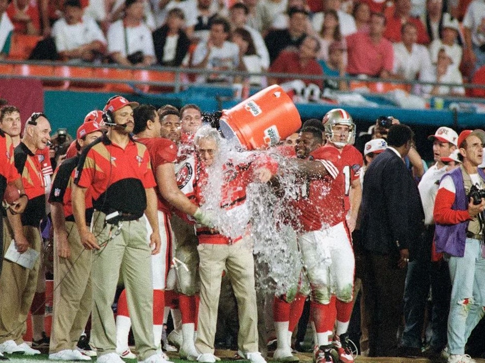 Die Profis der San Francisco 49ers überschütten Headcoach George Seifert mit Wasser.
