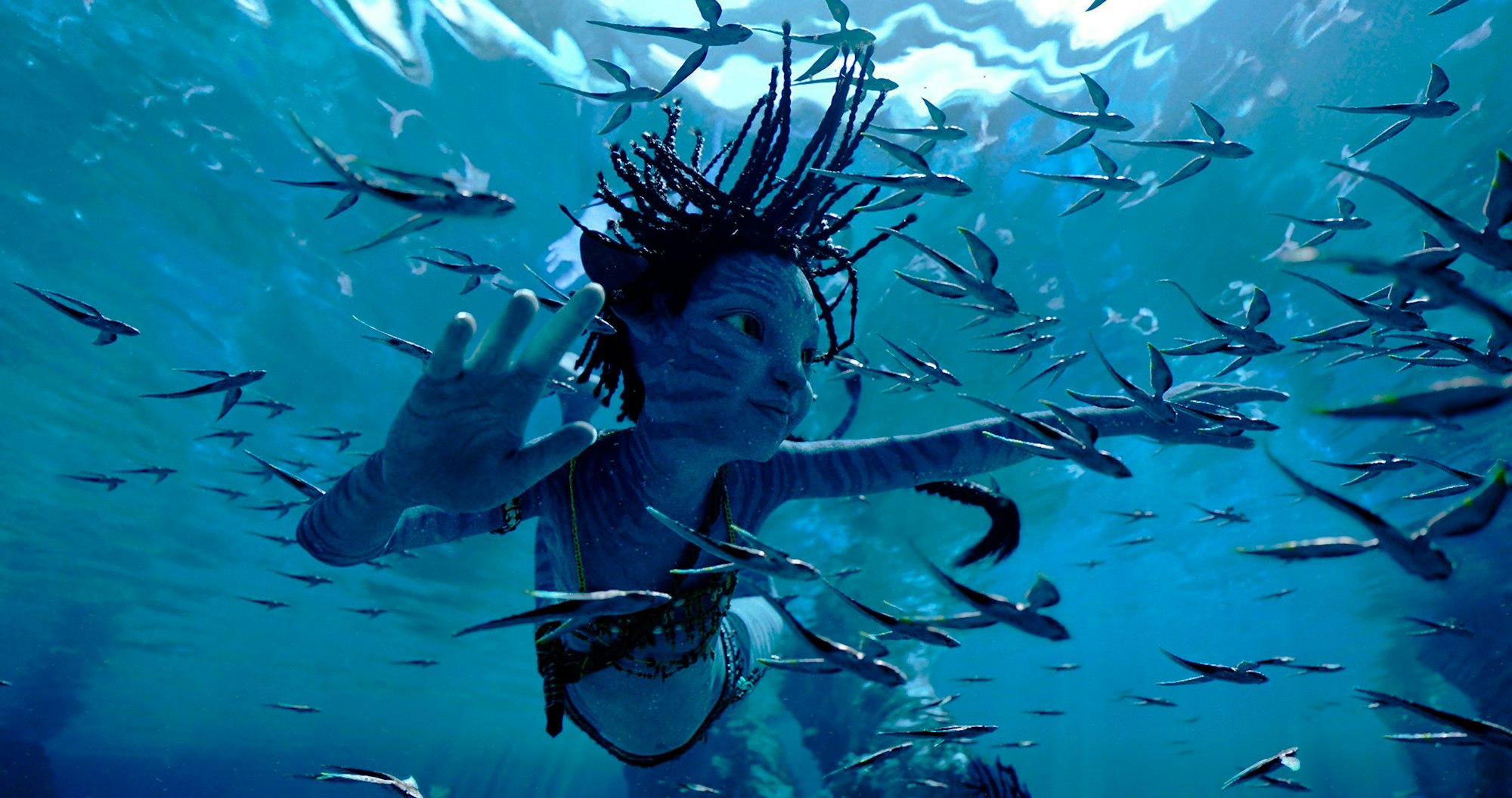 Das Bild zeigt die von Sigourney Weaver gespielte Figur Trinity Bliss beim Tauchgang in „Avatar: The Way of Water“