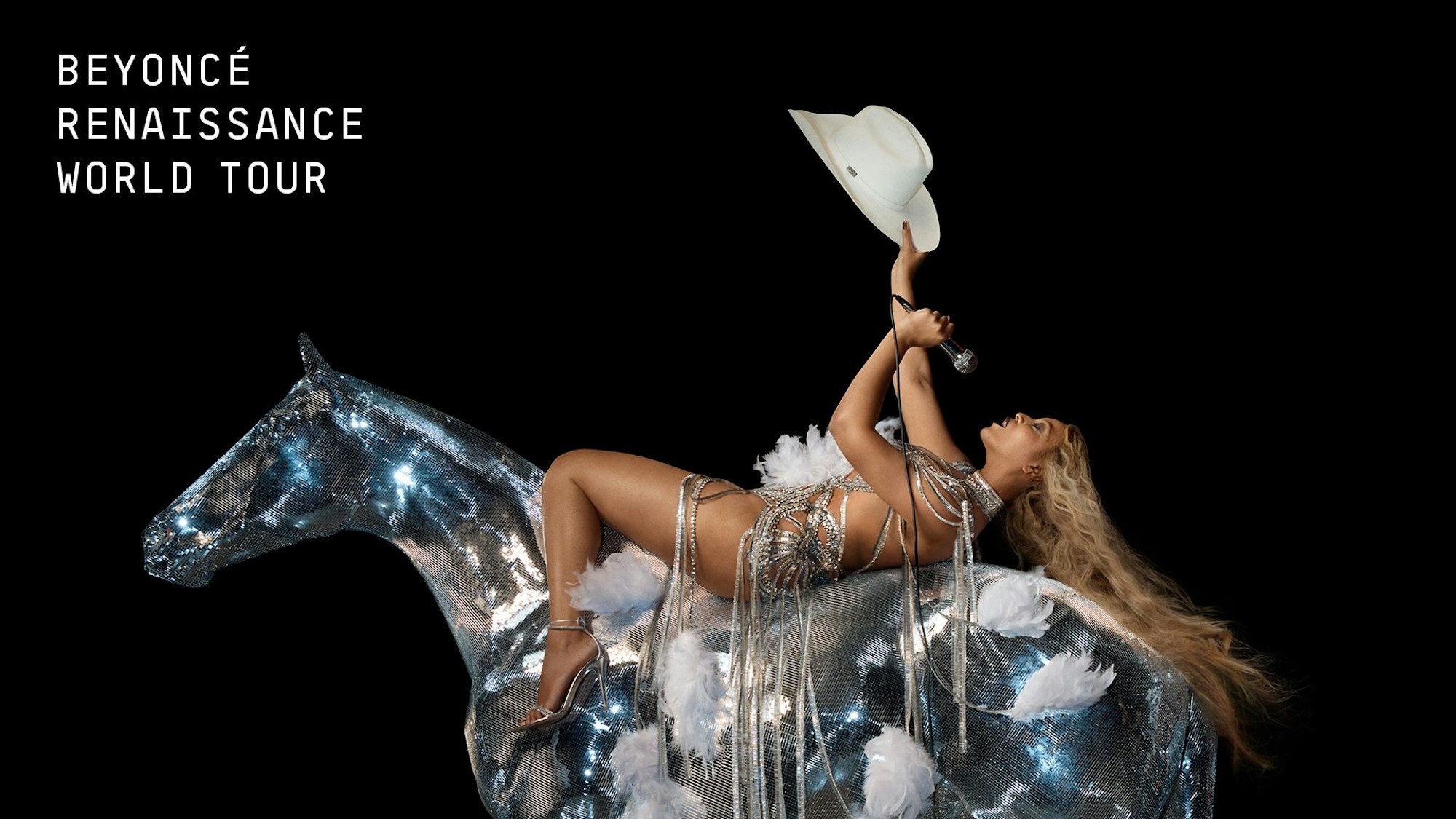 Beyoncé liegt auf einem Glas-Pferd.