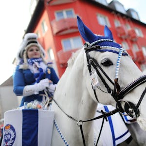 ARCHIV - 12.02.2018, Nordrhein-Westfalen, Köln: Eine Karnevalistin auf einem Pferd nimmt am Kölner Rosenmontagszug teil.&nbsp;