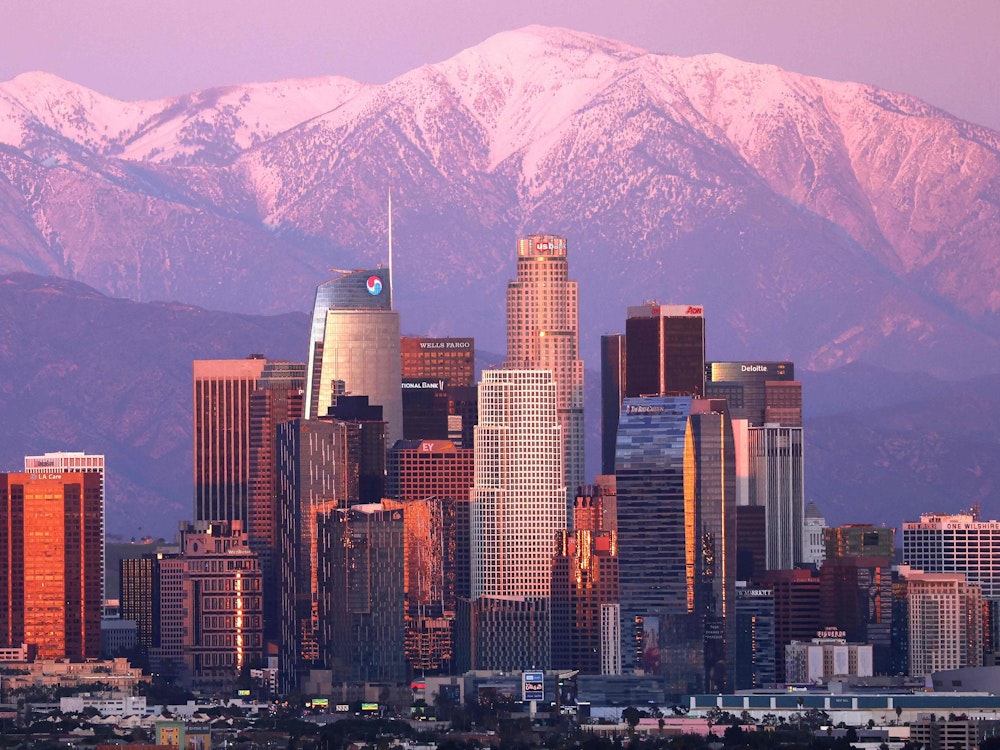 Im Vordergrund: die Stadt San Francisco. Im Hintergrund: die schneebdeckten San Gabriel Mountains.