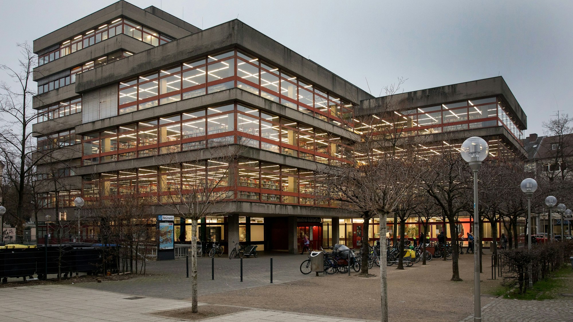 Außenansichten der Zentralbibliothek am Kölner Neumarkt.