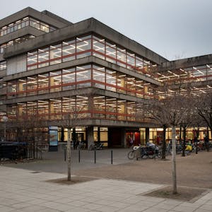 Die Zentralbibliothek am Neumarkt von außen.&nbsp;
