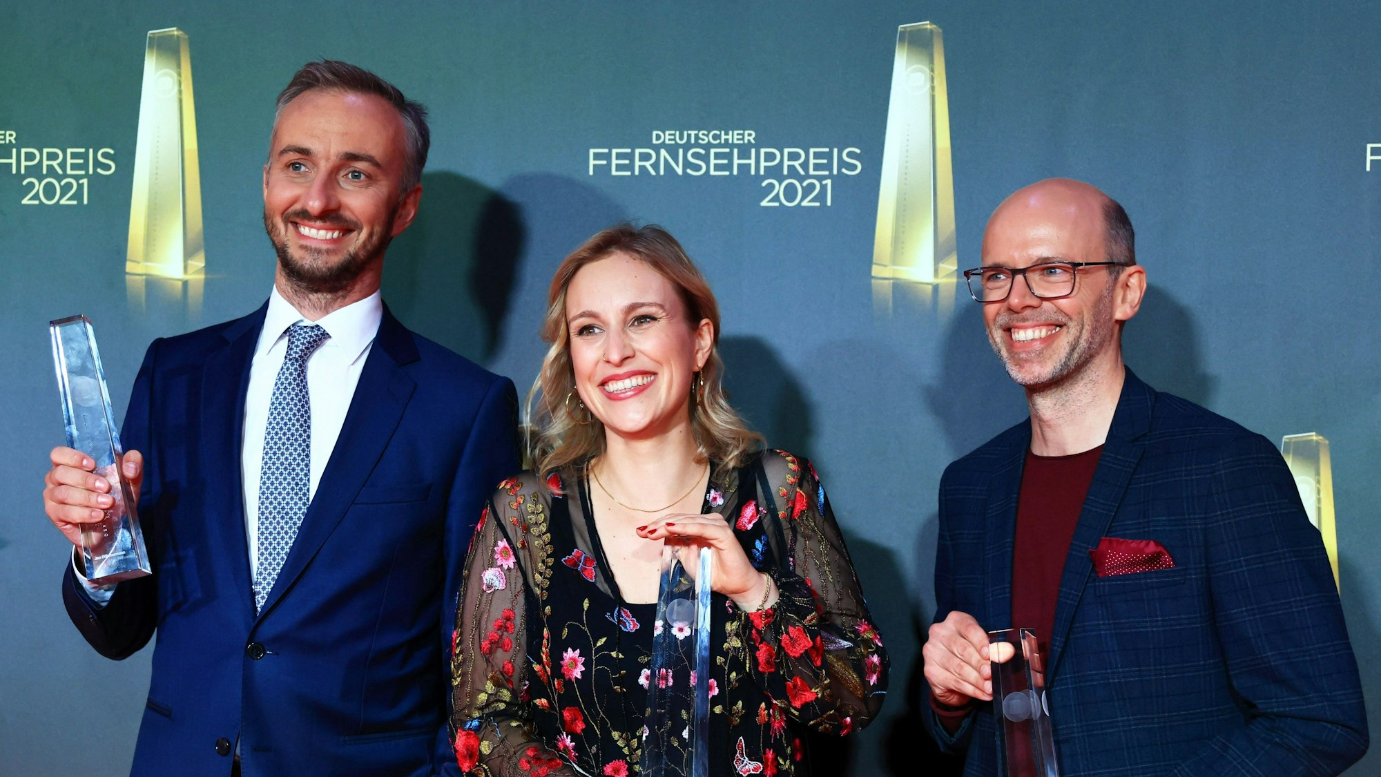 Jan Böhmermann (l), Hanna Herbst und Markus Hennig freuen sich nach der Verleihung des Deutschen Fernsehpreises 2021 im Tanzbrunnen über die Auszeichnung in der Kategorie ‚Bestes Buch Unterhaltung‘ für ZDF Magazin Royale. (Archivbild)