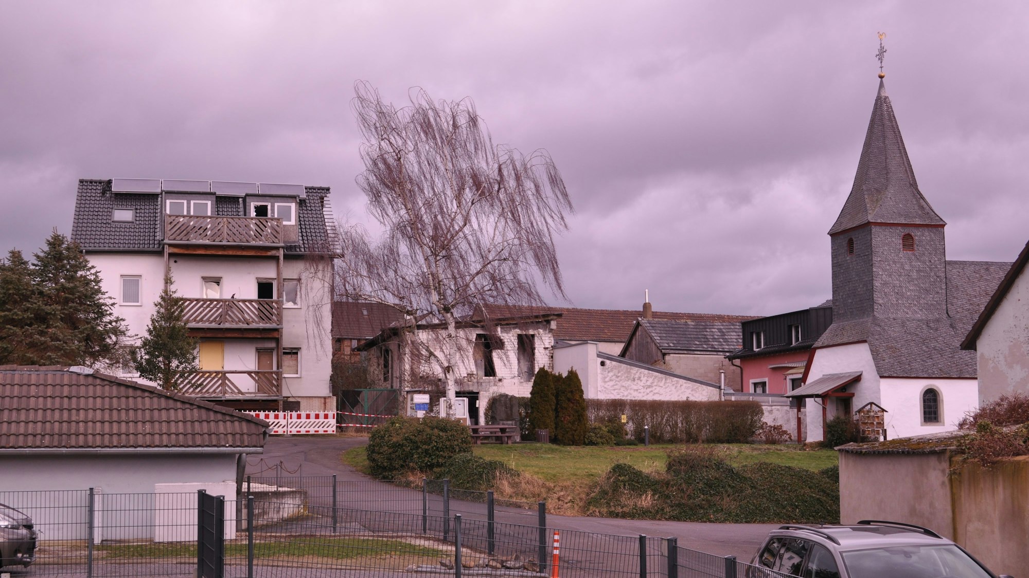 Die teils umgebaute Alte Schule und eine Lagerhalle stehen nach verschiedenen Bränden seit Jahren leer und sind im Ort Werthhoven ein Ärgernis