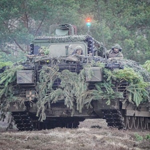 Bundeswehrsoldaten nehmen an einer Übung im Puma-Schützenpanzer nehmen teil. (Symbolbild)