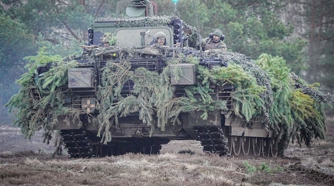 Bundeswehrsoldaten nehmen an einer Übung im Puma-Schützenpanzer nehmen teil. (Symbolbild)