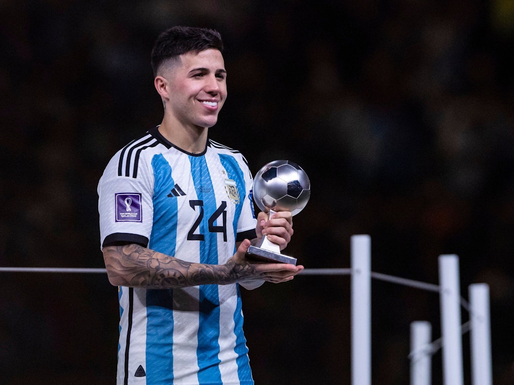 Enzo Fernández posiert mit seiner Trophäe für den besten jungen Spieler der WM 2022.