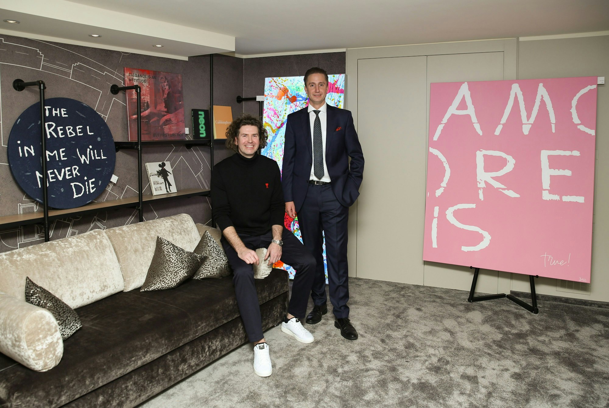 Künstler Sascha Dahl (l.) und Hoteldirektor Alexander Lalk in der mit Kunstwerken versehenen Suite