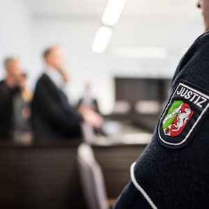 Ein Justizbeamter steht bei einem Prozess 2018 in einem Saal des Landgerichts in Paderborn.