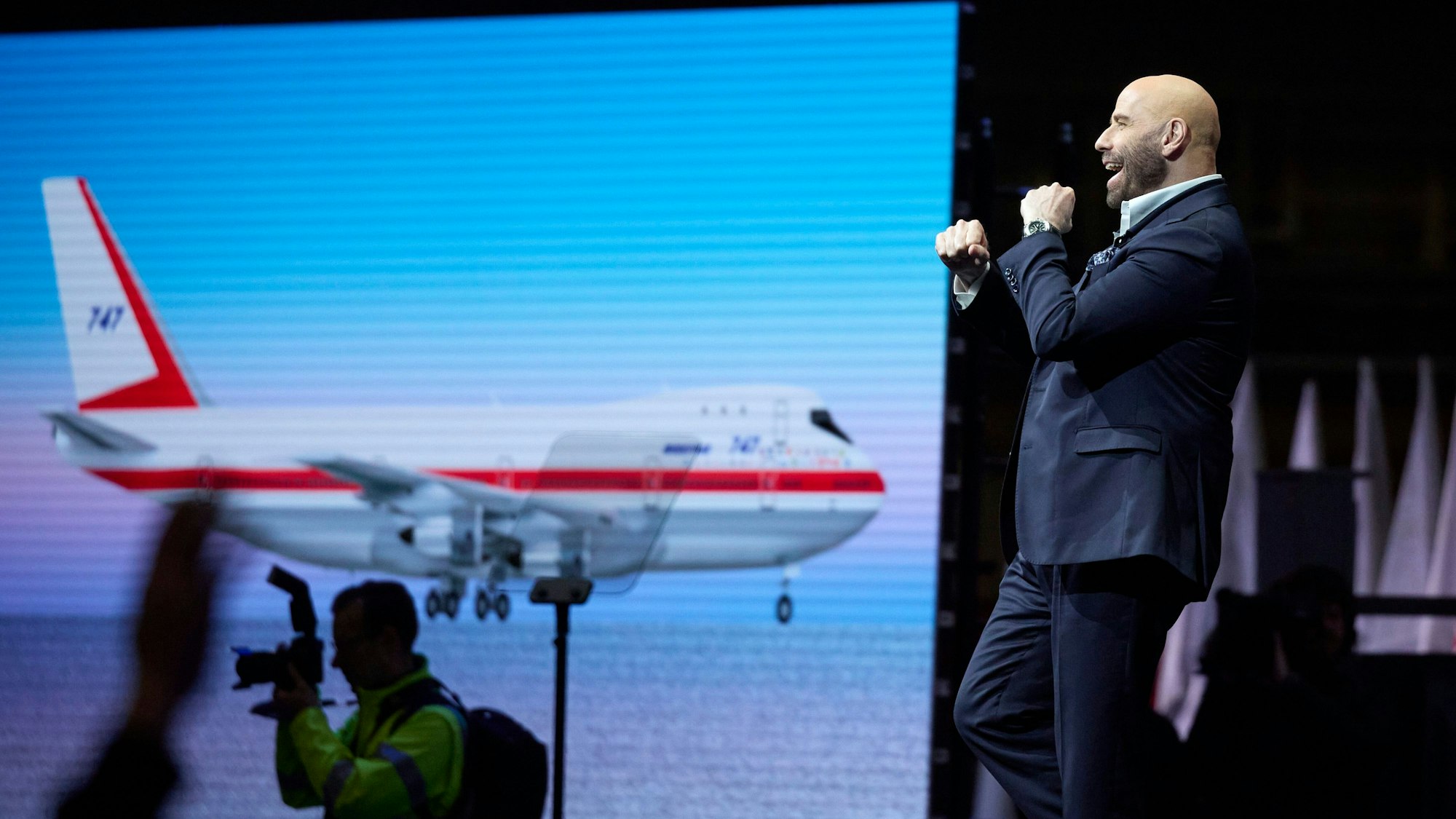 Der Schauspieler und Pilot John Travolta spricht während einer Zeremonie zur Auslieferung des letzten Boeing 747 Jumbo-Jets.