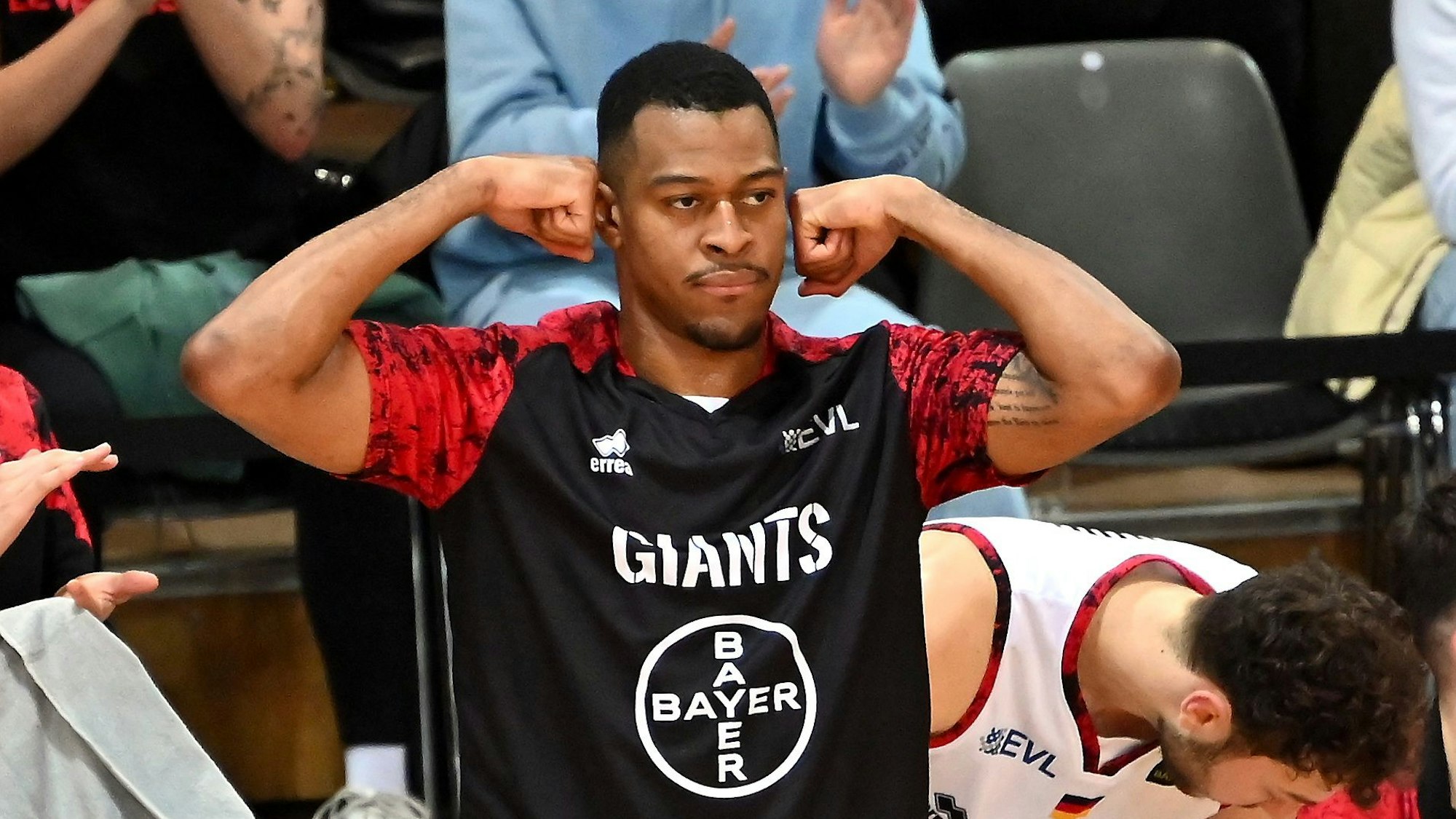 Ein Basketballer spannt seine Oberarmmuskeln an.