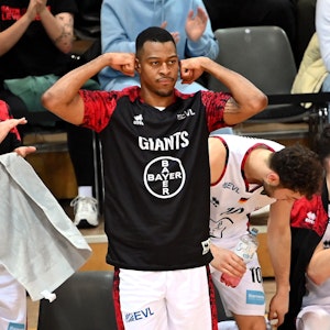 Ein Basketballer spannt seine Oberarmmuskeln an.