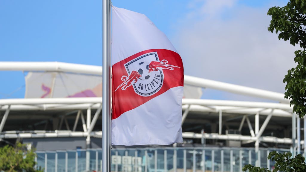 Fußball: Bundesliga, RB Leipzig. Eine Fahne mit dem Logo von RB Leipzig weht vor der Red-Bull-Arena Leipzig.&nbsp;