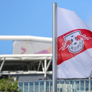 Fußball: Bundesliga, RB Leipzig. Eine Fahne mit dem Logo von RB Leipzig weht vor der Red-Bull-Arena Leipzig.