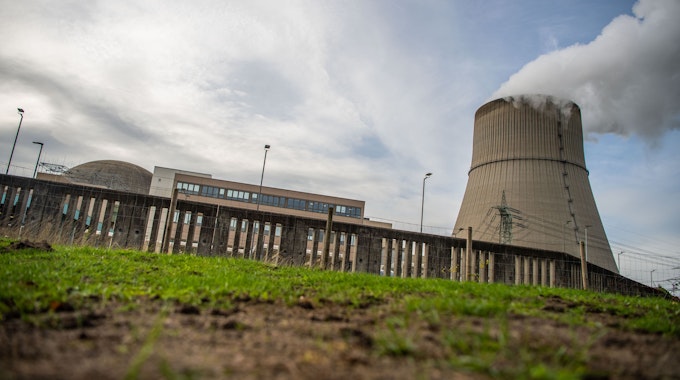 Blick auf das Atomkraftwerk Emsland, hier im November 2022. Eigentlich sollte das Atomkraftwerk am 31. Dezember 2022 vom Netz gehen. Aber nach dem Machtwort des Kanzlers im Oktober soll es nun noch bis April in Betrieb bleiben.