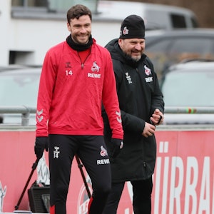 Jonas Hector und Trainer Steffen Baumgart lachen am Geißbockheim.