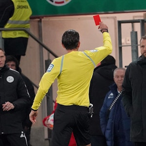 Deniz Aytekin zeigt Mainz-Trainer Bo Svensson im Pokal-Duell gegen den FC Bayern die Rote Karte.