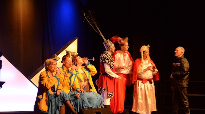 Premiere der alternativen Sitzung in der Abenteuerhalle Kalk. Schauspieler stehen in Kostümen auf der Bühne.