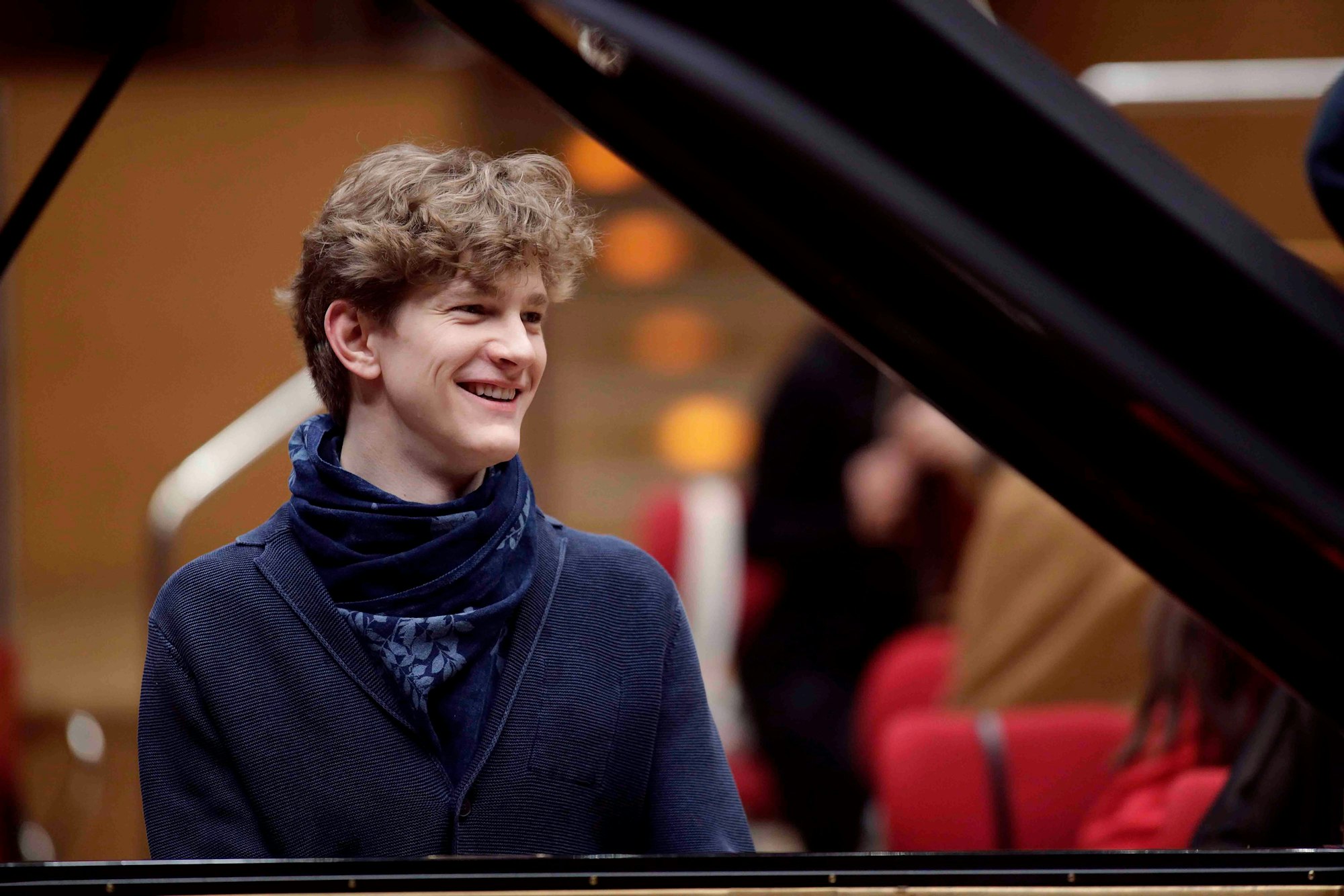 Der kanadische Pianist Jan Lisiecki sitzt bei einem Konzert in der Kölner Philharmonie im Februar 2020 an seinem Flügel.