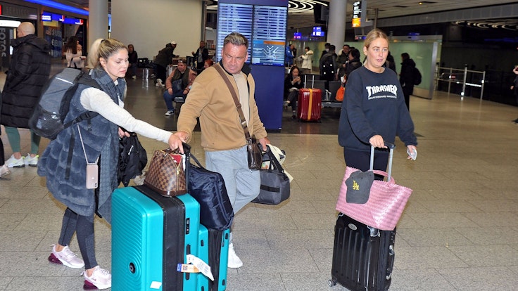 Peter Klein, Yvonne Woelke (l.) und Charlotte Haak anlässlich der Ankunft der Dschungel-Promis auf dem Flughafen Frankfurt.