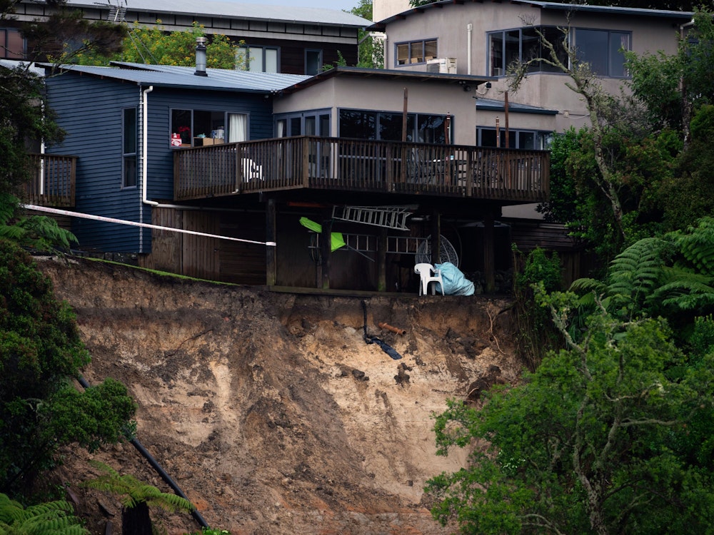 In Auckland (Neuseeland) steht ein Haus gefährlich nah an einer Klippe.