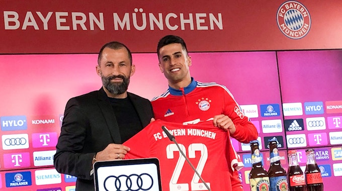Hasan Salihamidzic (l), Sportvorstand vom FC Bayern München, präsentiert auf einer Pressekonferenz den Neuzugang Joao Cancelo.