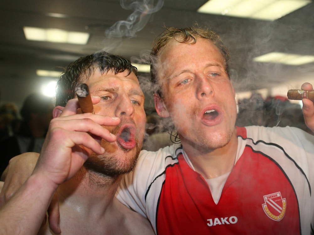 Kevin McKenna (re.) und Steffen Baumgart (beide Cottbus) gönnen sich während der Aufstiegsfeier 2006 eine Zigarre.
