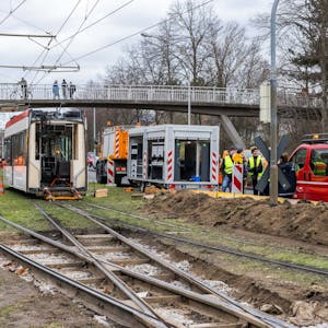 Mitarbeiter der Freiburger Verkehrs-AG (VAG) bergen eine Straßenbahn, die bei einem Zusammenstoß mit einer anderen Bahn auseinandergerissen wurde.