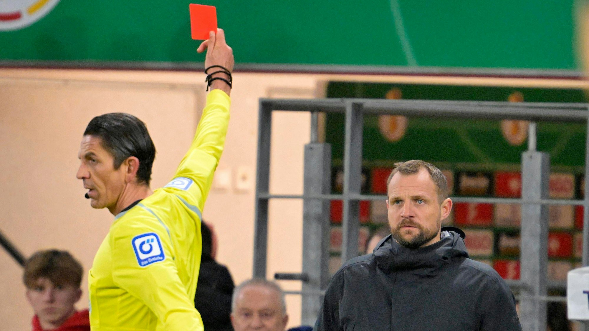 Trainer Bo Svensson vom FSV Mainz bekommt im DFB-Pokal-Achtelfinale die rote Karte von Deniz Aytekin gezeigt.