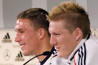 Lukas Podolski und Bastian Schweinsteiger auf einer Pressekonferenz.
